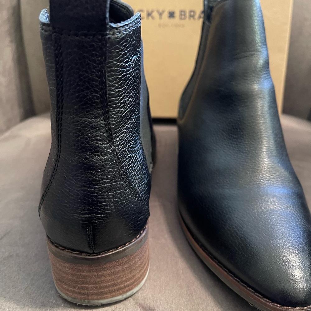 LUCKY BRAND Chelsea style booties.